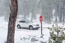 Χιόνια: Πώς τοποθετούμε τις αλυσίδες στις ρόδες αυτοκινήτου