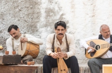 17 Κλωστές: Νέα σειρά της Cosmote TV του Σωτήρη Τσαφούλια 