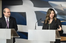 Η υπουργός Κοινωνικής Συνοχής και Οικογένειας, Σοφία Ζαχαράκη και ο υπουργός Οικονομικών, Κωστής Χατζηδάκης στις ανακοινώσεις για τα μέτρα στήριξης των νέων οικογενειών
