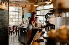 Πώς τα «ξεχωριστά» καφέ και μπαρ κατέληξαν να μοιάζουν τόσο πολύ μεταξύ τους