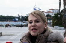 Η Θεοδώρα Τζάκρη στις Σπέτσες