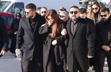 Η σύζυγος και οι δύο γιοι του Χάρη Κωστόπουλου στην κηδεία του τραγουδιστή