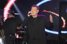 Ο τραγουδιστής Χάρης Κωστόπουλος 