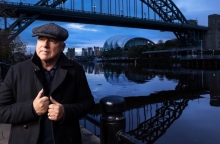 Mark Knopfler: Ο κιθαρίστας, τραγουδιστής και ιδρυτής των Dire Straits κυκλοφορεί το νέο του προσωπικό άλμπουμ «One Deep River» στις 12 Απριλίου 2024.