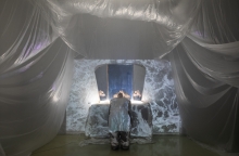 Από την περφόρμανς του Εμμανουήλ Κωνσταντινίδη στα Performance ROOMS 2024