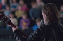 The Smile: Η μπάντα του Thom Yorke παίζει για παιδιά στο νέο της video