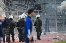 Αστυνομικοί σε γήπεδο όπου έχουν προηγηθεί επεισόδια