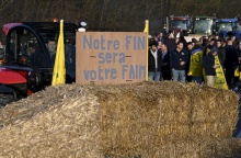 Αγρότες με παραταγμένα τα τρακτέρ τους και σανό σε δρόμο