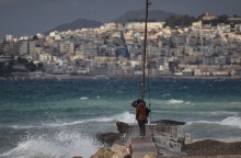 Κύματα έξω από το λιμάνι του Πειραιά