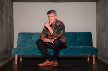 Ο Φοίβος Δεληβοριάς μιλάει στην Athens Voice για τη μουσική, τη ζωή, την κριτική και τις νέες του παραστάσεις στο Κύτταρο.