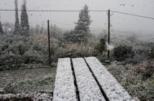 Χιόνια πάνω σε παγκάκι