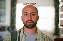 «Το χρονικό ενός δυσλεκτικού»: Ο Ντίνος Ψυχογιός μιλάει για τη νέα του παράσταση