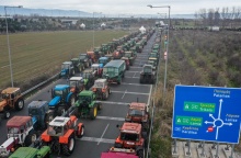 Τρακτέρ παραταγμένα στην Εθνική Οδό στη Θεσσαλία