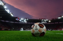 Μπάλα στο χορτάρι γηπέδου