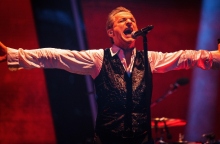 Οι Depeche Mode κυκλοφόρησαν το νέο τους βιντεοκλίπ για το τραγούδι «Before We Drown» σε σκηνοθεσία Anton Corbijn.