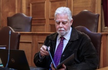 Ο Παναγιώτης Τερεζάκης κατά τη διάρκεια της κατάθεσής του στην Εξεταστική για τα Τέμπη