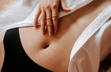 Γυναίκα έχει ακουμπήσει το χέρι της στην κοιλιά της