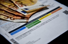 Τιμολόγιο ρεύματος με πάνω του χρήματα
