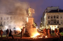 Αγρότες έβαλαν φωτιά σε δρόμο των Βρυξελλών συνεχίζοντας τις αγροτικές κινητοποιήσεις
