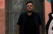 ΛΕΠΥΡ: Ο Απόστολος Άγγος μιλάει για τον δίσκο «Bukurana», τη μουσική και τη ζωή στη Βαρκελώνη.