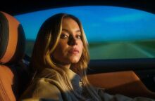 Σίντνι Σουίνι: Σχεδίασε το 2024 Ford Mustang GT με αφορμή την 60η επέτειο της αυτοκινητοβιομηχανίας - Η σχέση της Αμερικανίδας ηθοποιού με την οδήγηση.