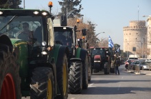 Οι αγρότες στα τρακτέρ του που είναι παραταγμένα στη Θεσσαλονίκη