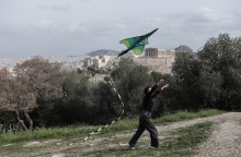 Κοπέλα επιχειρεί να πετάξει χαρταετό