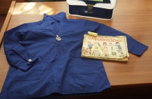 Μπλε ποδιά δίπλα με το αλφαβητάριο