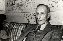 Η ζωή και το έργο του ποιητή και συγγραφέα της Μπιτ γενιάς, Γουίλιαμ Σ. Μπάροουζ, που γεννήθηκε στις 5 Φεβρουαρίου 1914.