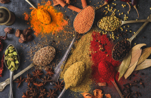 Κατσαρόλες με βιβλία: Συνταγές από την ανατολίτικη κουζίνα