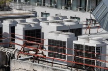 Εσωτερική μονάδα κλιματιστικών σε οροφή κτιρίου