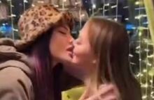 Ρωσία: Ιnfluencer υποχρεώθηκαν σε δημόσια απολογία επειδή φιλήθηκαν