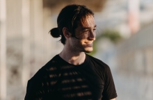 Θανάσης Τσακιράκης: Ο ντράμερ και τραγουδοποιός μιλάει για το πρώτο του προσωπικό άλμπουμ «Scent Remains», τη μουσική και τη ζωή του.