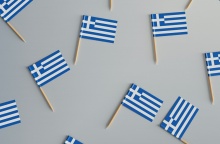 Ελληνικές σημαίες σε κατασκευή με τη βοήθεια οδοντογλυφίδας 