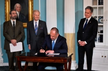 H Ελλάδα στο διάστημα: Ο Γεραπετρίτης υπέγραψε τις Συμφωνίες Άρτεμις