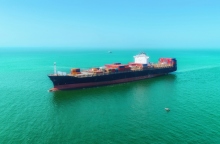 Φωτογραφίες από τις ζημιές στο ελληνόκτητο πλοίο μετά την επίθεση των Χούθι