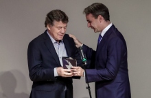 Ρεχάγκελ: Βραβεύτηκε από Μητσοτάκη για την προσφορά στο ποδόσφαιρο