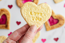 Τι απογίνονται όλες αυτές οι καρδούλες όταν περάσει η ρημάδα η γιορτή του Αγίου Βαλεντίνου;