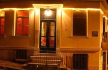 Decadance: Ιστορίες από το θρυλικό μπαρ στον λόφο του Στρέφη