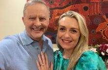 Αυστραλία: Ο πρωθυπουργός Άντονι Αλμπανέζι έκανε πρόταση γάμου ανήμερα του Αγίου Βαλεντίνου - Η σέλφι του ζευγαριού στα social media.