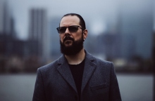 Emperor: Ο frontman του νορβηγικού black metal συγκροτήματος, Ihsahn, μιλάει για το νέο του προσωπικό άλμπουμ, πριν τη συναυλία τους στην Αθήνα.