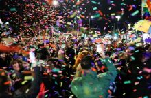 Γάμος ομοφύλων: Πανηγυρικό κλίμα στο Σύνταγμα, όπου είχαν συγκεντρωθεί μέλη της ΛΟΑΤΚΙ+ κοινότητας - Εκατοντάδες κόσμου. 