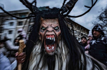 Surva Festival: Ένα Photo Story του Τάσσου Βρετού από την καρναβαλική γιορτή στη Βουλγαρία