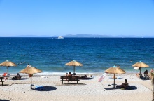 Ομπρέλες και λουόμενοι σε οργανωμένη παραλία