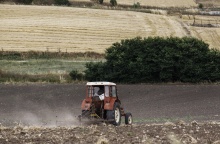 Τρακτέρ σε χωράφι