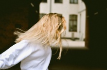 Γυναίκα με κρυμμένο το πρόσωπό της από τον φωτογραφικό φακό