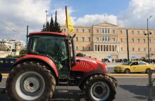 Στο Σύνταγμα οι πρώτοι αγρότες με τα τρακτέρ τους
