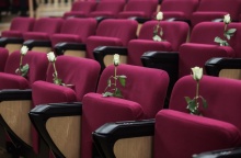 Λευκά τριαντάφυλλα στα καθίσματα της αίθουσας του δικαστηρίου όπου εκδικάζεται η τραγωδία στο Μάτι