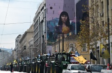 Αποχωρούν από το Σύνταγμα οι αγρότες με τα τρακτέρ τους