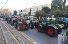 Παραταγμένα τρακτέρ μπροστά από τη Βουλή